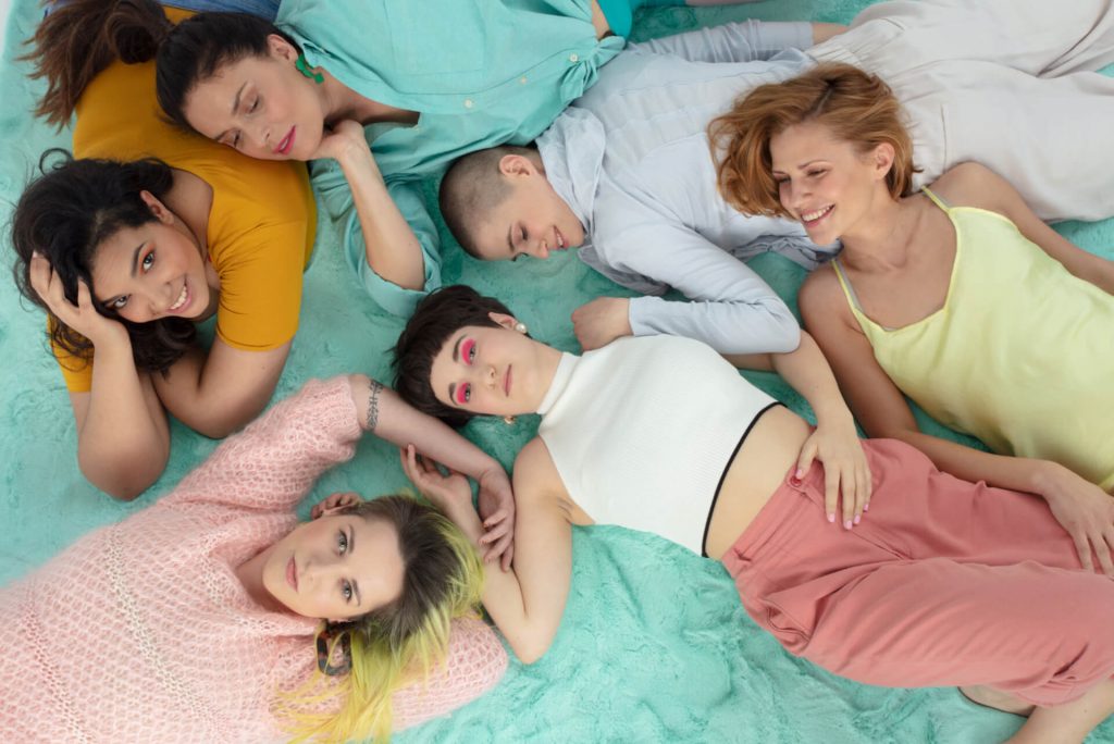 zdjęcie grupowe sześć leżących dziewczyn wimin
